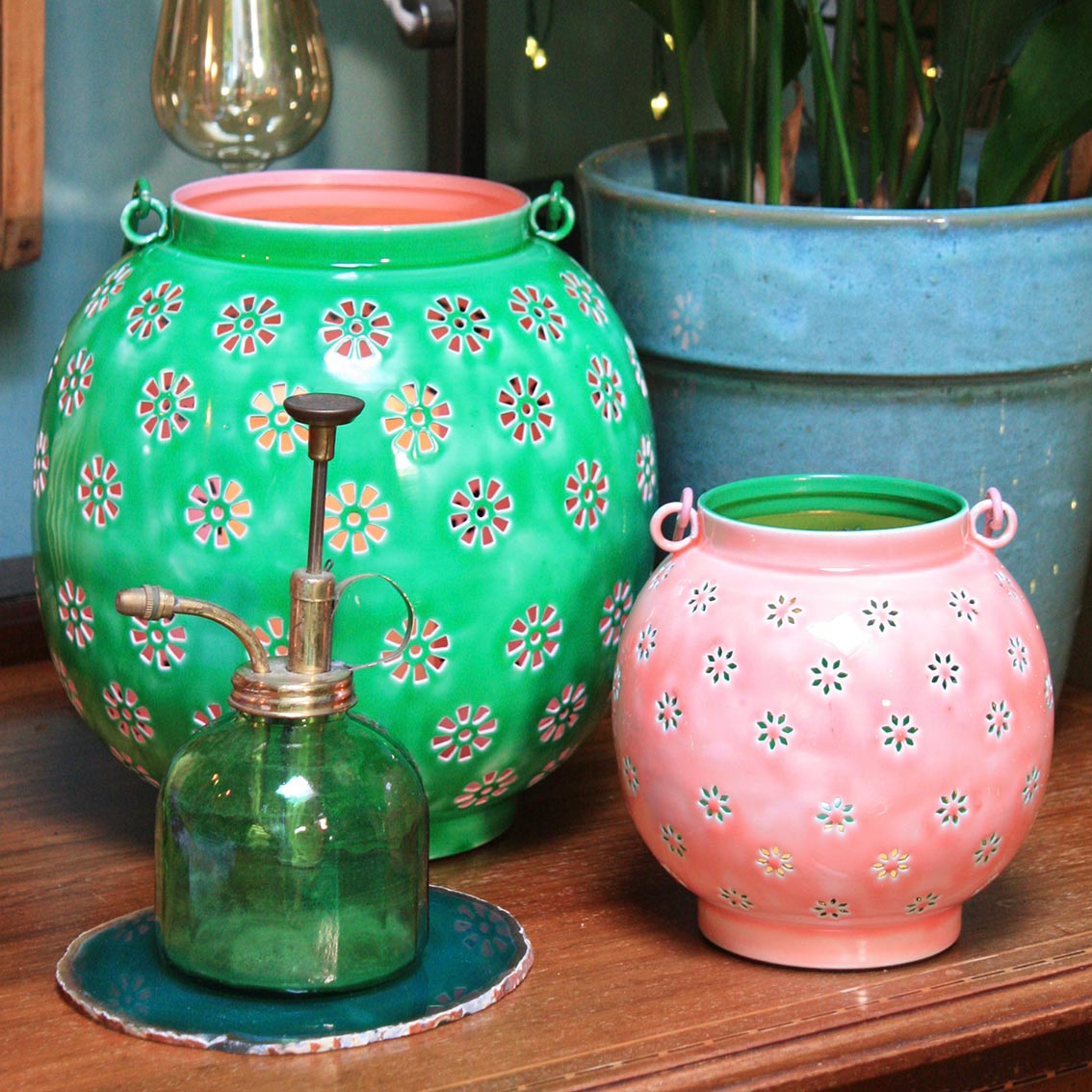 Farol de metal con flores geométricas en rosa y verde - Pequeño