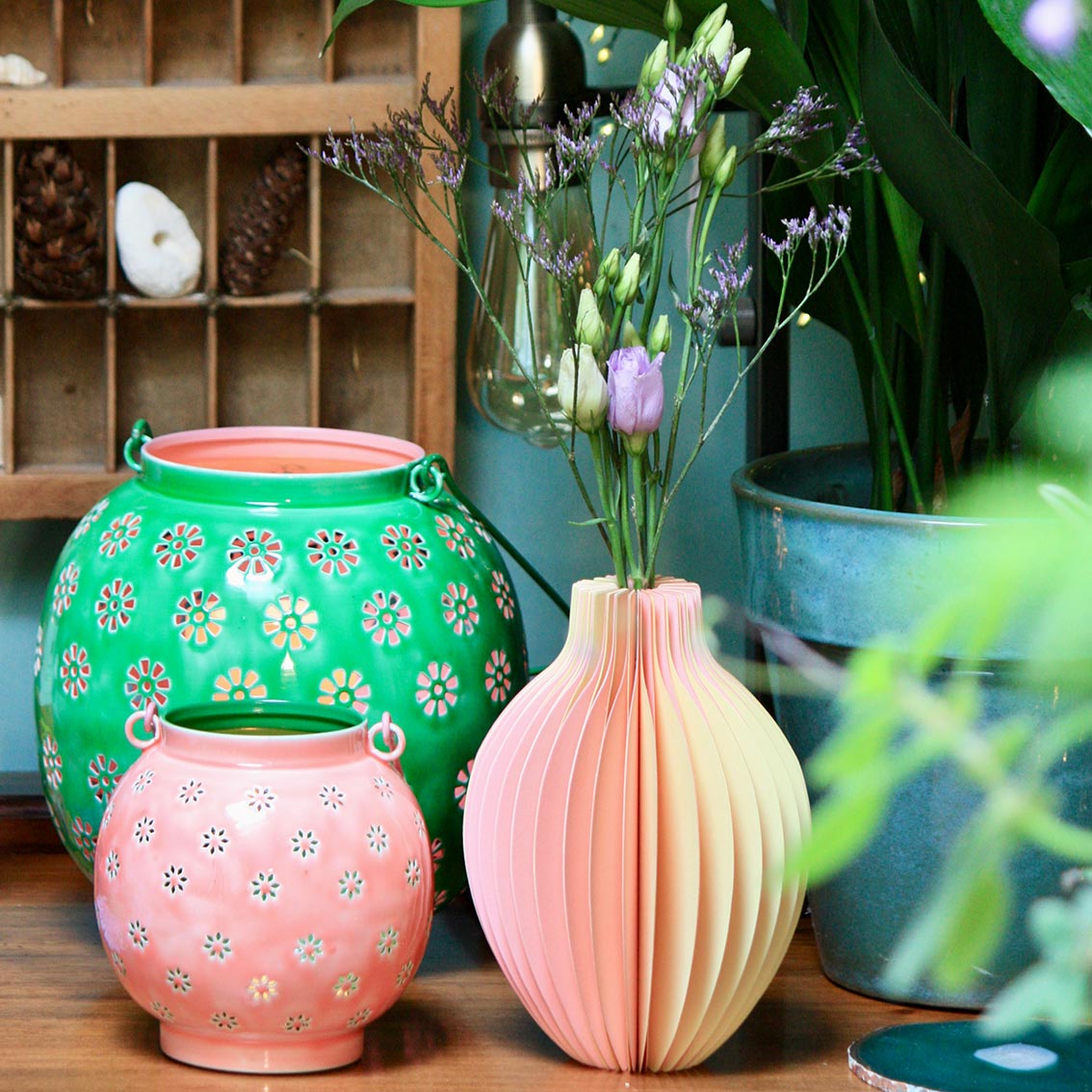 Farol metálico con flores geométricas en verde y rosa - Grande