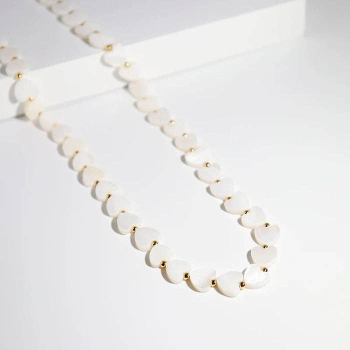 Collar de cuentas en forma de corazón de nácar con cierre OT chapado en oro