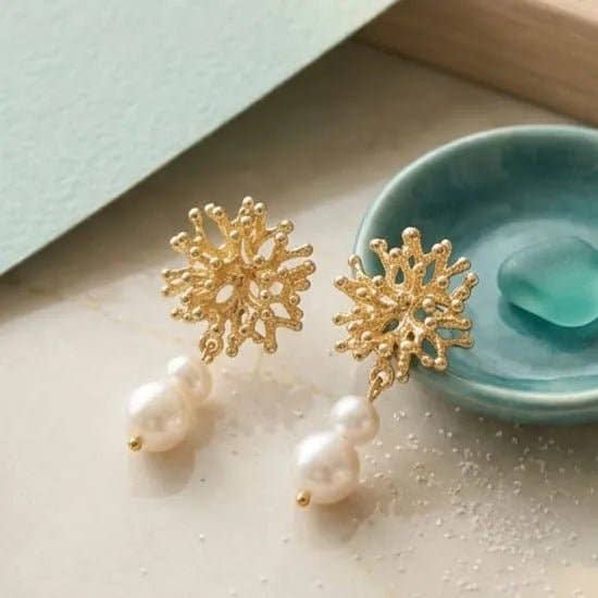 Coralia pendientes artesanales chapados en oro y perlas naturales