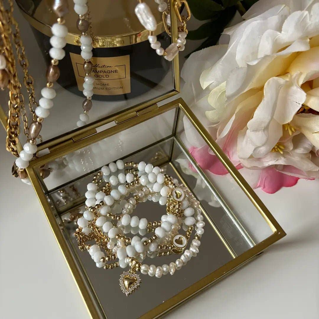 LOVE – Collar de perlas con colgante de sagrado corazón  chapados en oro de 18K