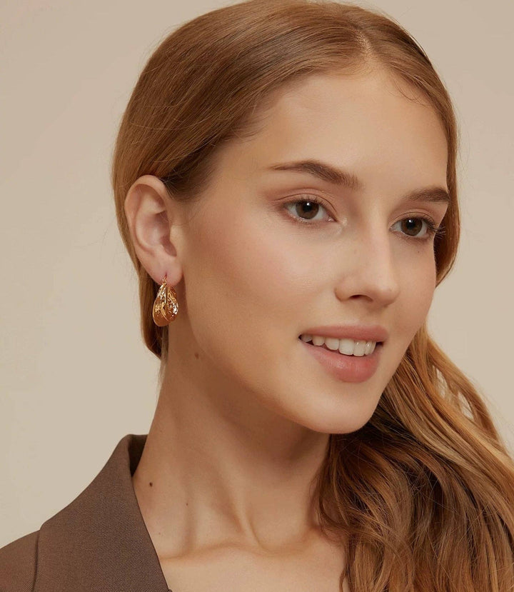 Pendientes de aro dorados martelados – Estilo vintage moderno