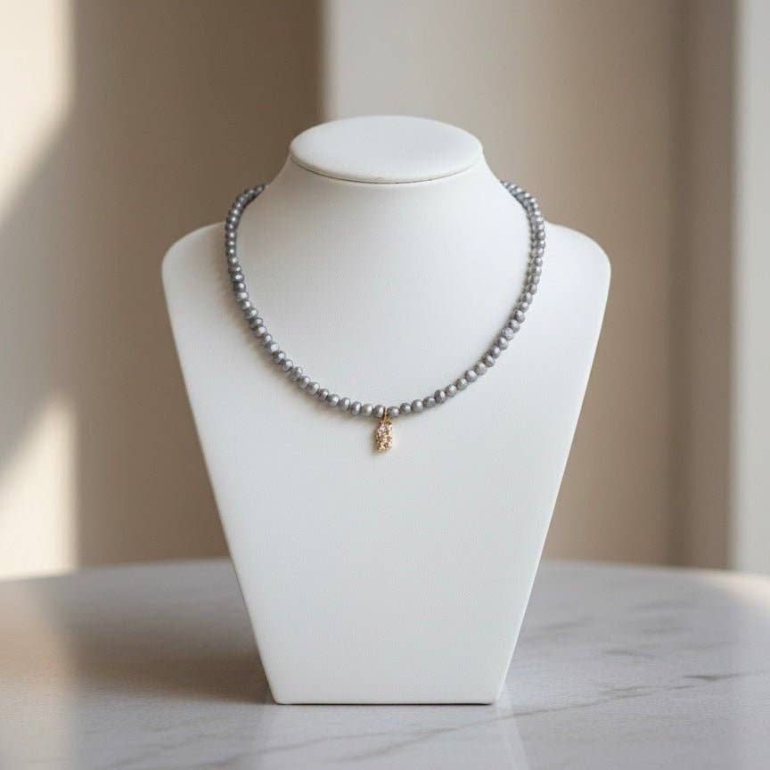 Pellune collar de perlas con colgante de latón chapado en oro