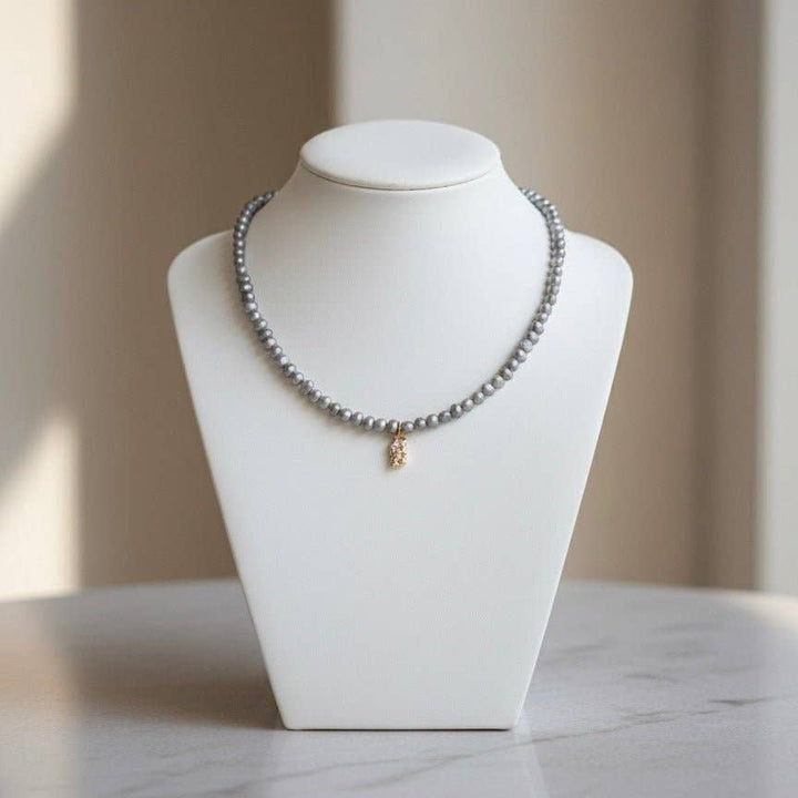 Pellune collar de perlas con colgante de latón chapado en oro