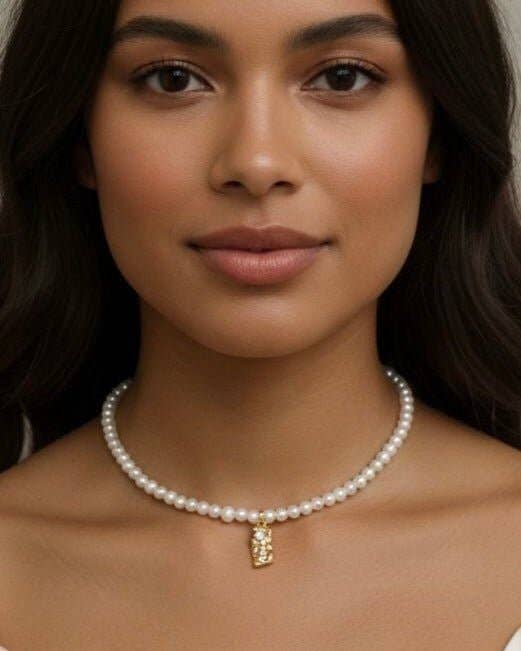 Pellune collar de perlas con colgante de latón chapado en oro