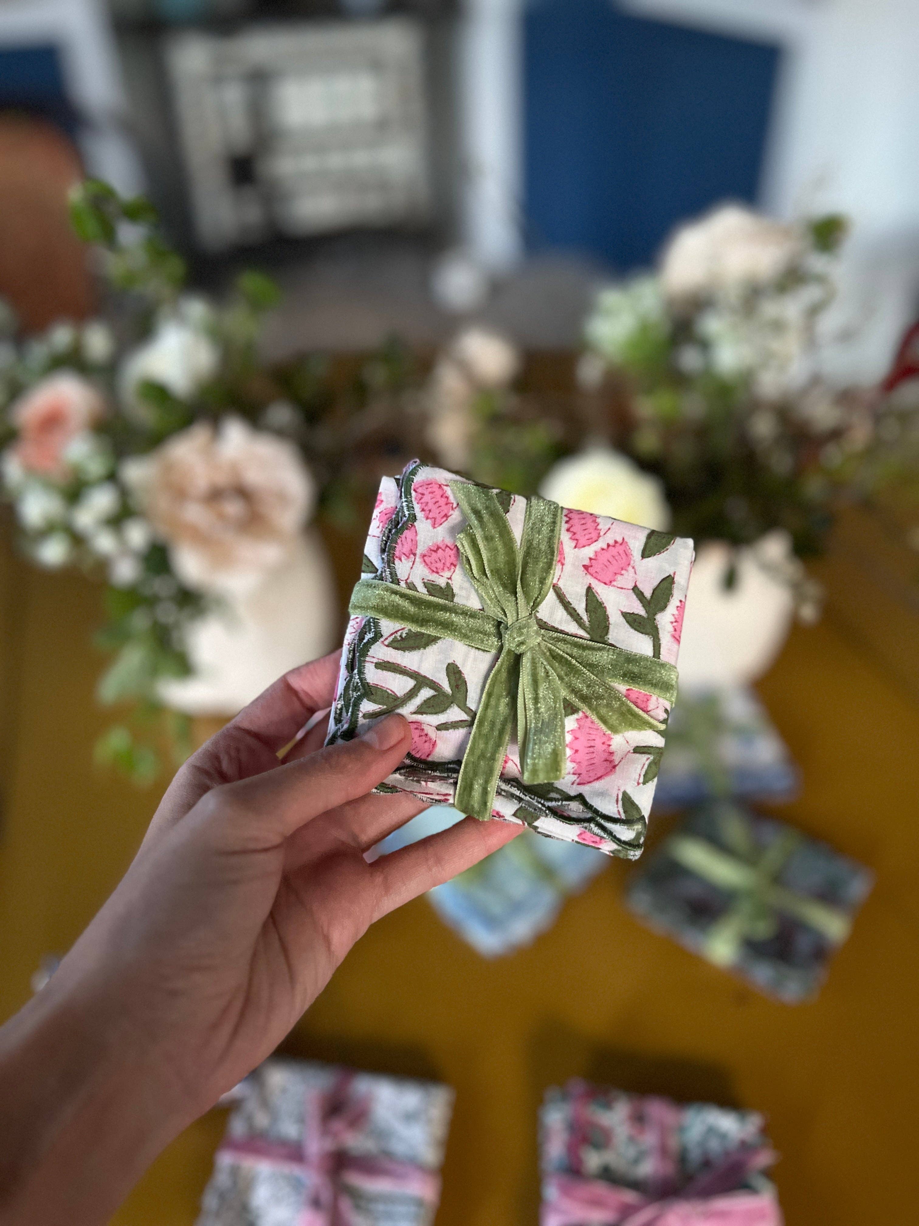 SET 2 SERVILLETAS ALGODÓN BLOCK PRINT CON FESTÓN ONDA BLANCO ROSA