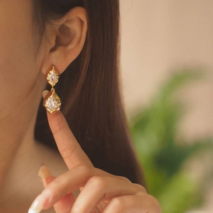 Pendientes brillantes con diseño vintage de piedra rock chapado en oro