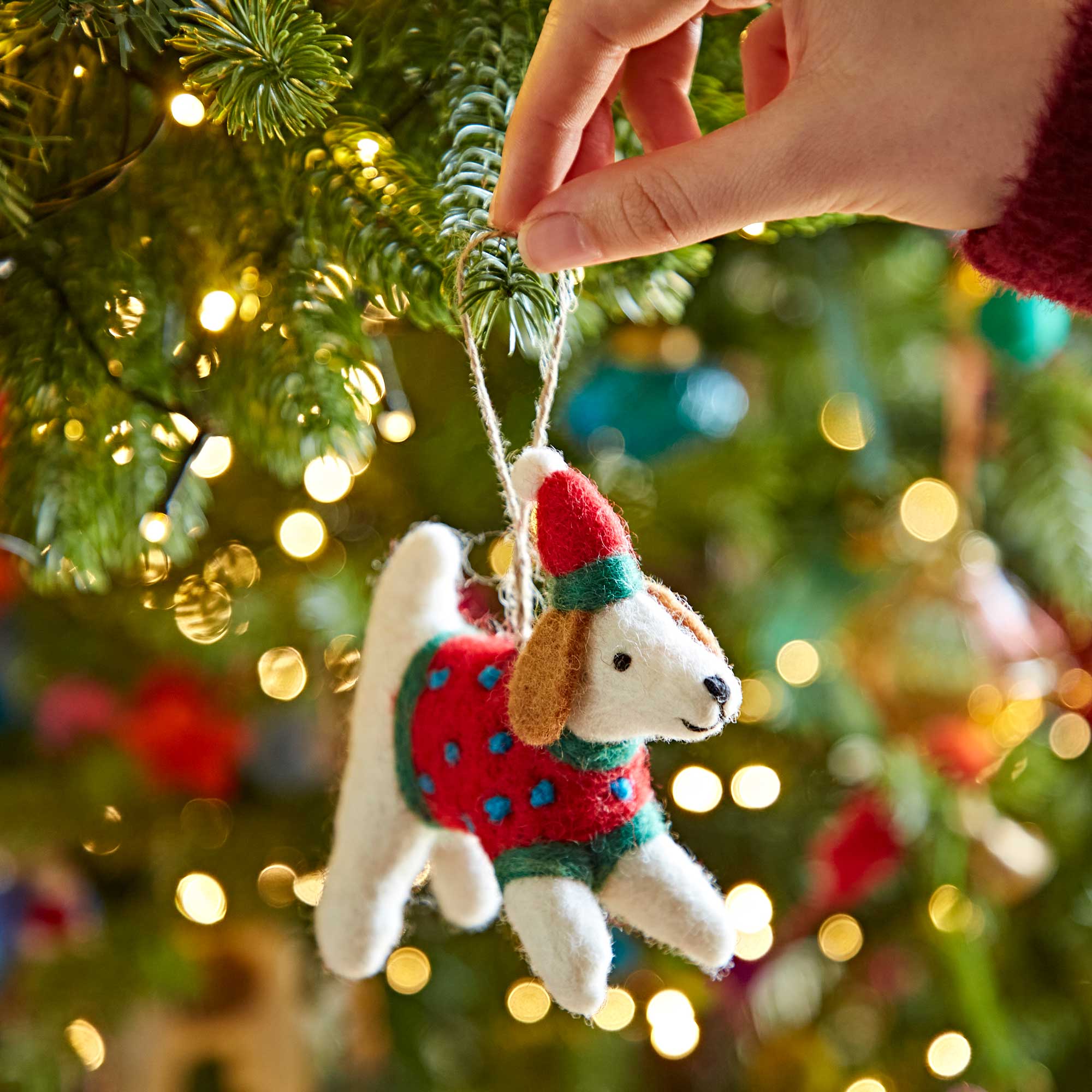 Perro de Fieltro con Jersey Rojo Decoración de Navidad