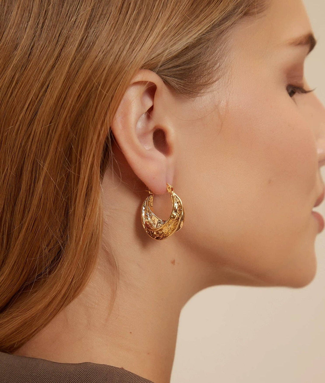 Pendientes de aro dorados martelados – Estilo vintage moderno
