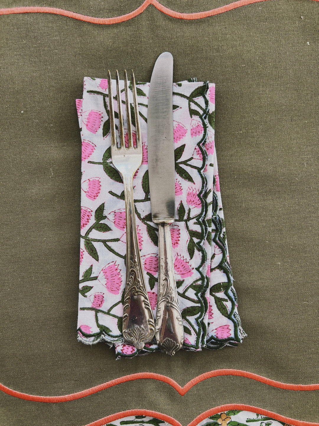 SET 2 SERVILLETAS ALGODÓN BLOCK PRINT CON FESTÓN ONDA BLANCO ROSA