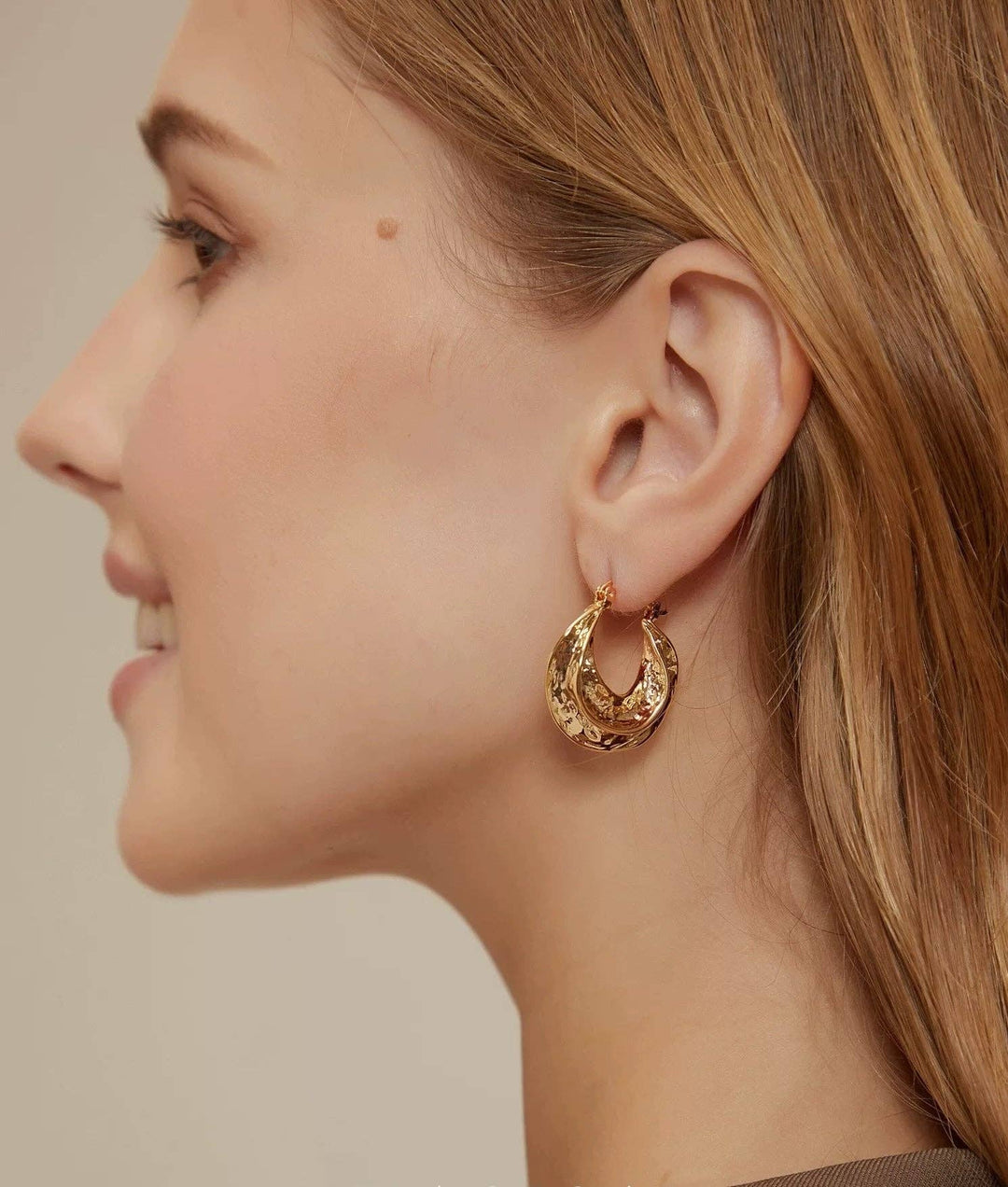 Pendientes de aro dorados martelados – Estilo vintage moderno