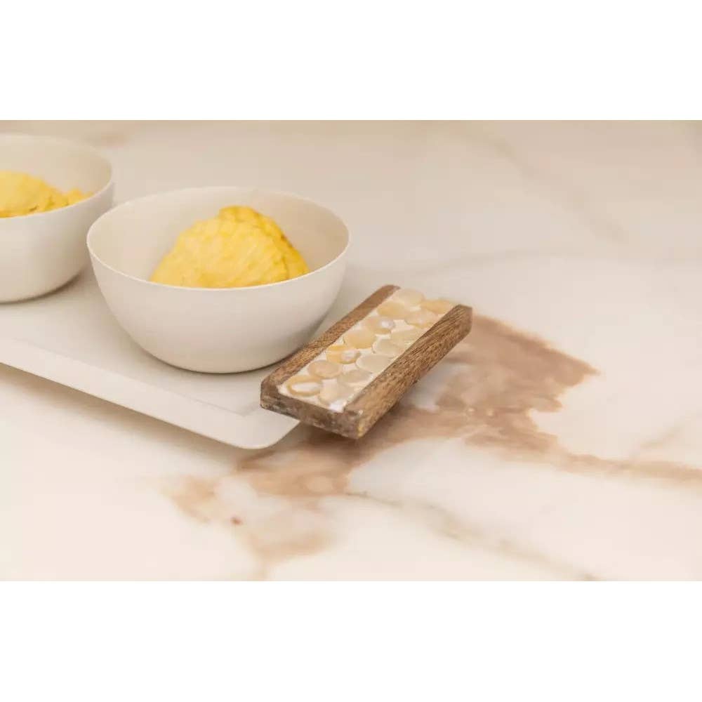 Set de aperitivos con 3 cuencos en bandeja blanca y de madera 33x14 cm