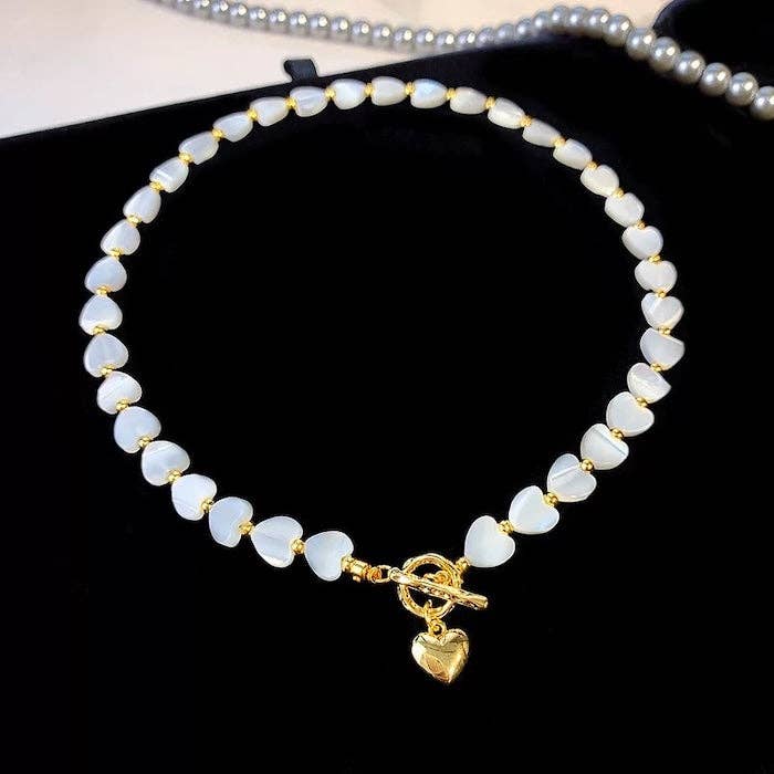 Collar de cuentas en forma de corazón de nácar con cierre OT chapado en oro