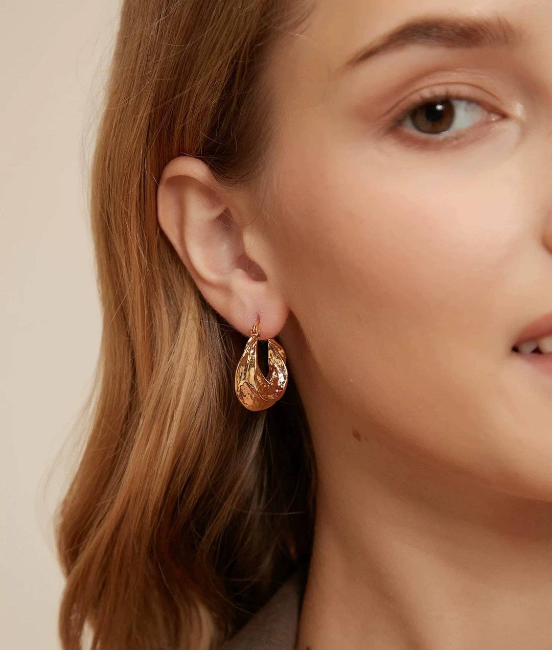 Pendientes de aro dorados martelados – Estilo vintage moderno