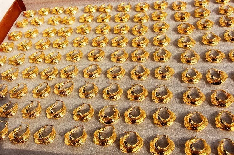 Pendientes de aro dorados martelados – Estilo vintage moderno