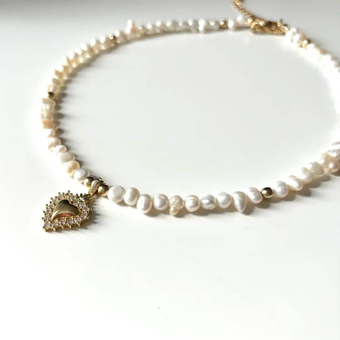 LOVE – Collar de perlas con colgante de sagrado corazón  chapados en oro de 18K