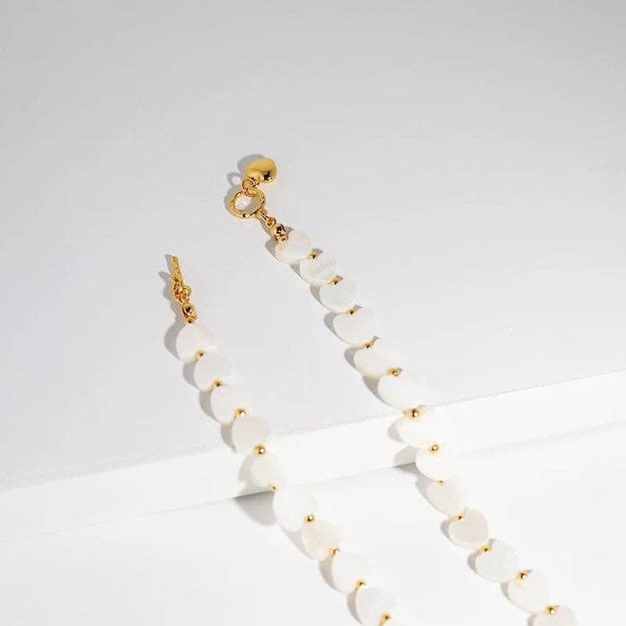 Collar de cuentas en forma de corazón de nácar con cierre OT chapado en oro