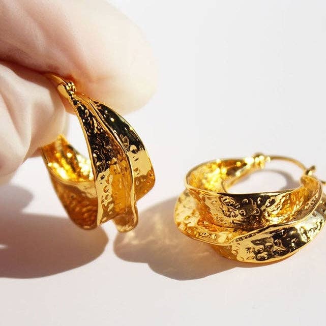 Pendientes de aro dorados martelados – Estilo vintage moderno