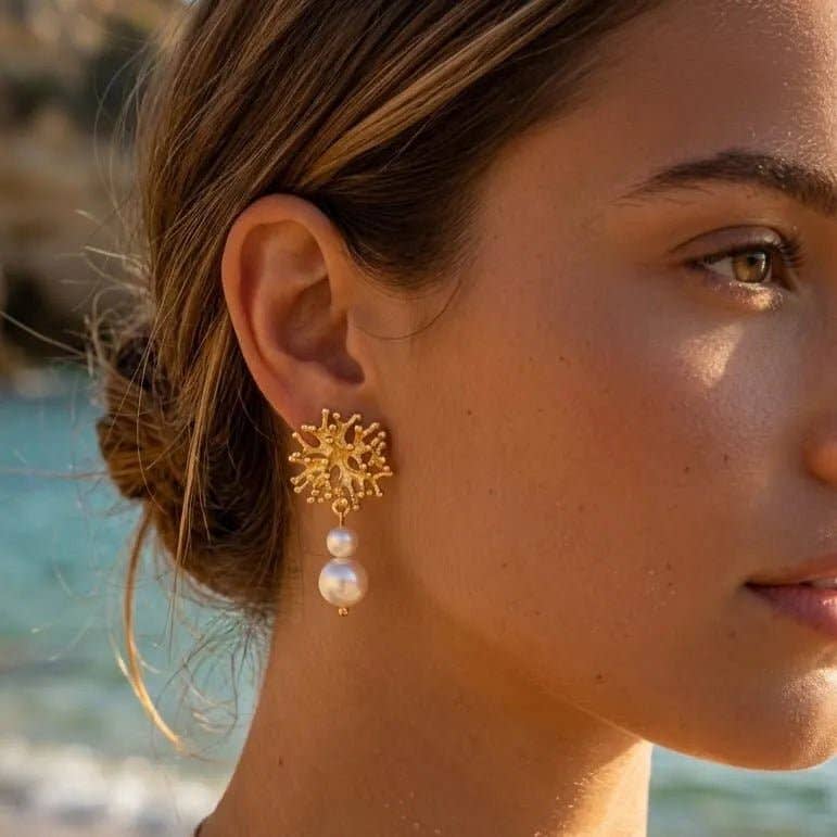 Coralia pendientes artesanales chapados en oro y perlas naturales