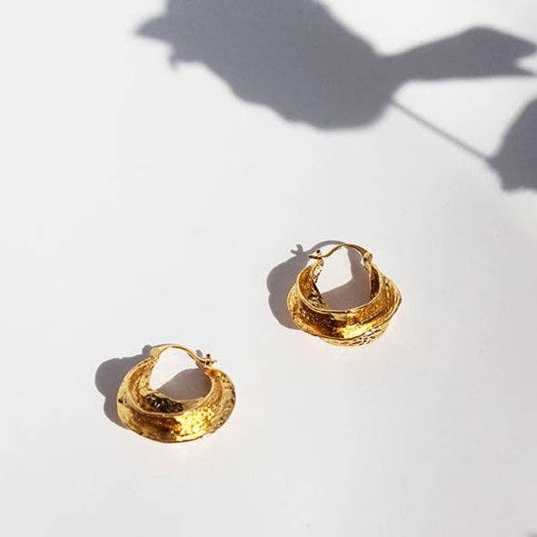 Pendientes de aro dorados martelados – Estilo vintage moderno