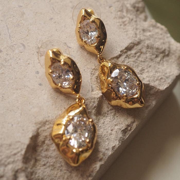 Pendientes brillantes con diseño vintage de piedra rock chapado en oro