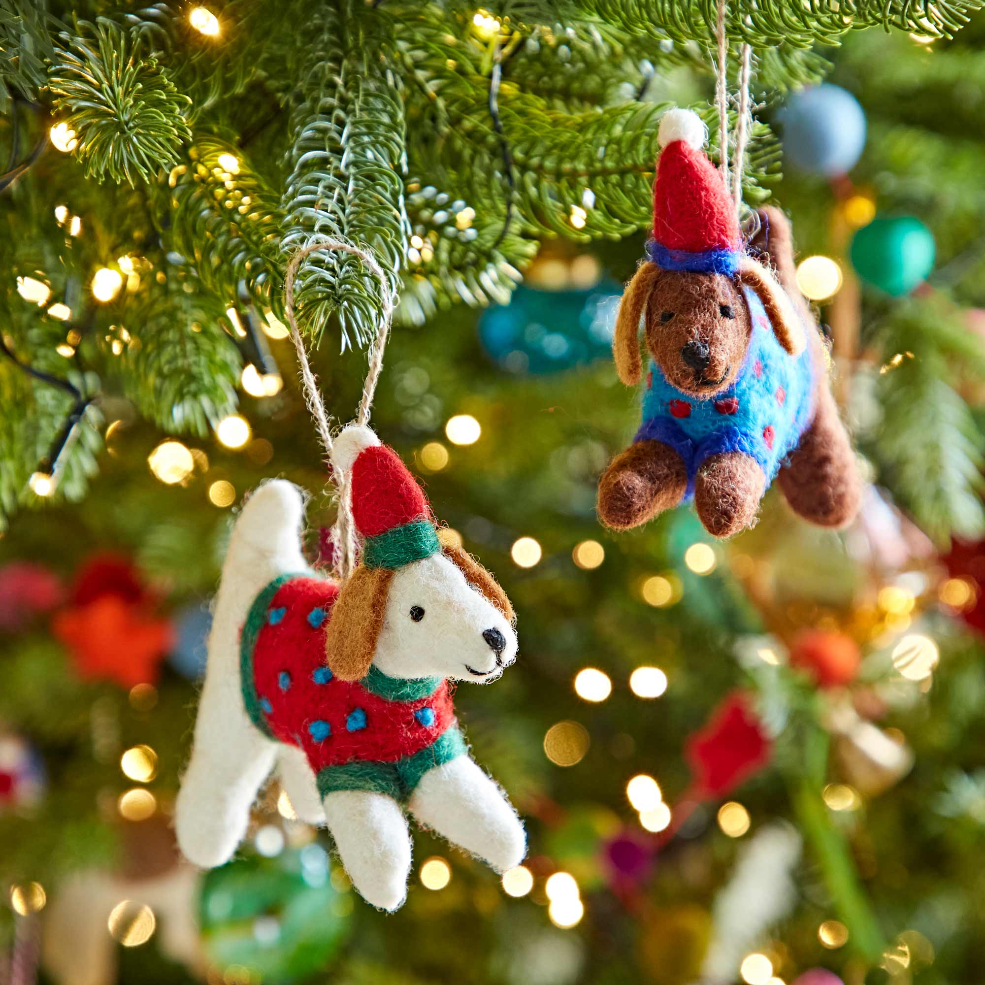 Perro de Fieltro con Jersey Rojo Decoración de Navidad