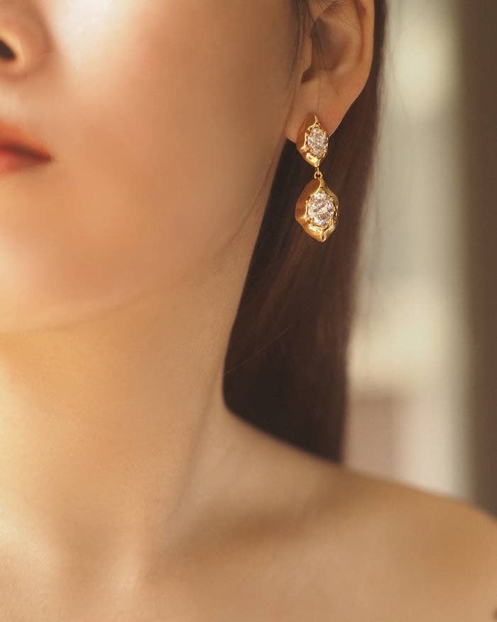 Pendientes brillantes con diseño vintage de piedra rock chapado en oro