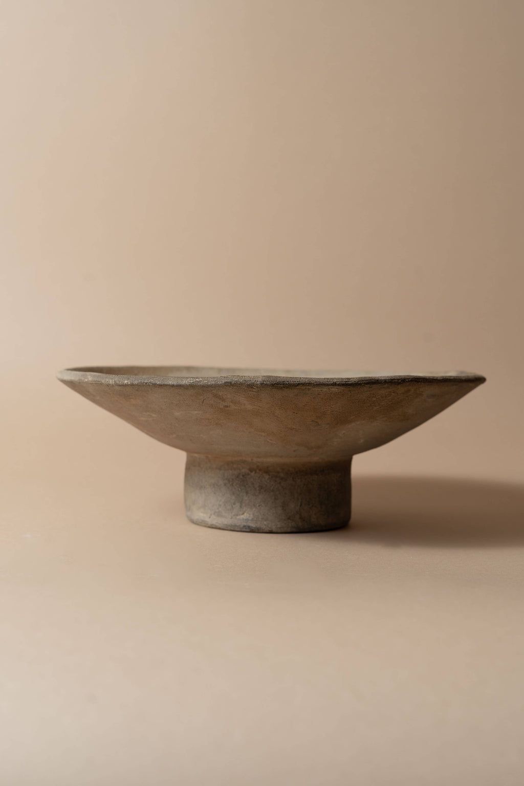 Cuenco bajo de pedestal de terracota