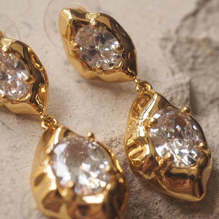 Pendientes brillantes con diseño vintage de piedra rock chapado en oro