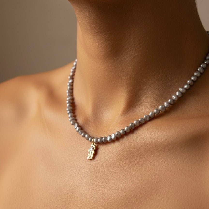 Pellune collar de perlas con colgante de latón chapado en oro