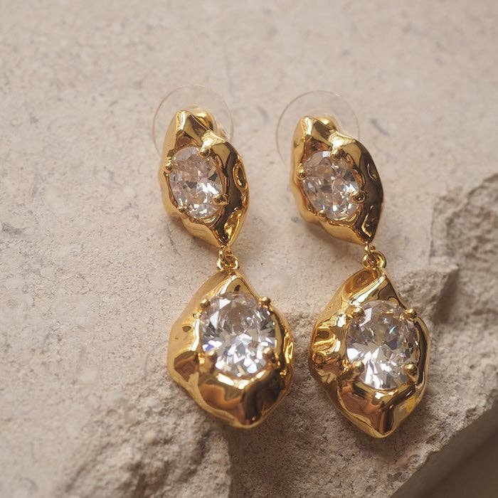 Pendientes brillantes con diseño vintage de piedra rock chapado en oro