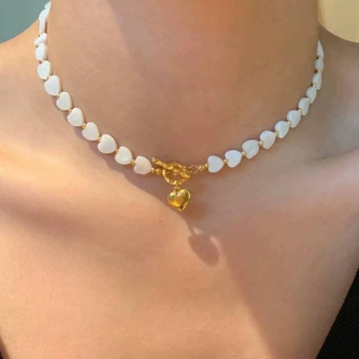 Collar de cuentas en forma de corazón de nácar con cierre OT chapado en oro