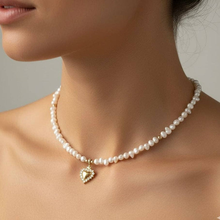 LOVE – Collar de perlas con colgante de sagrado corazón  chapados en oro de 18K