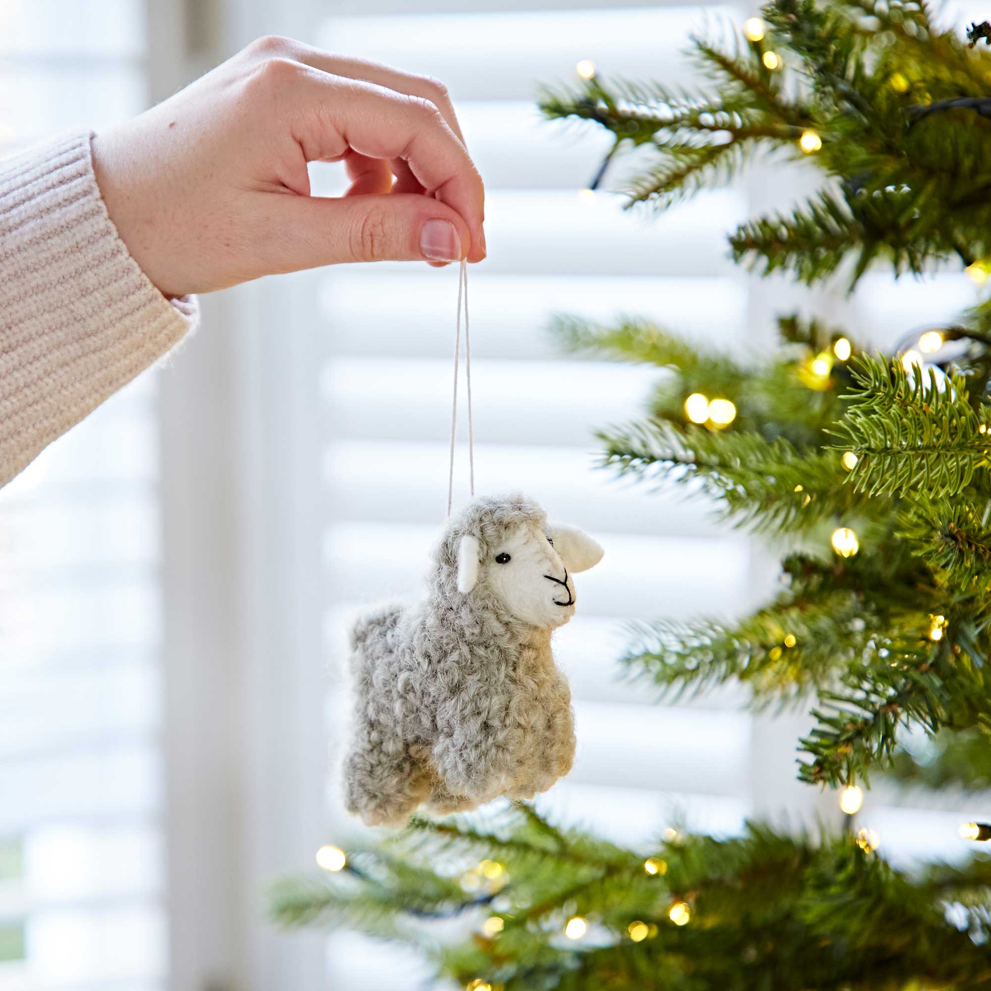 Decoración navideña de oveja de fieltro Blanca