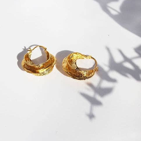 Pendientes de aro dorados martelados – Estilo vintage moderno