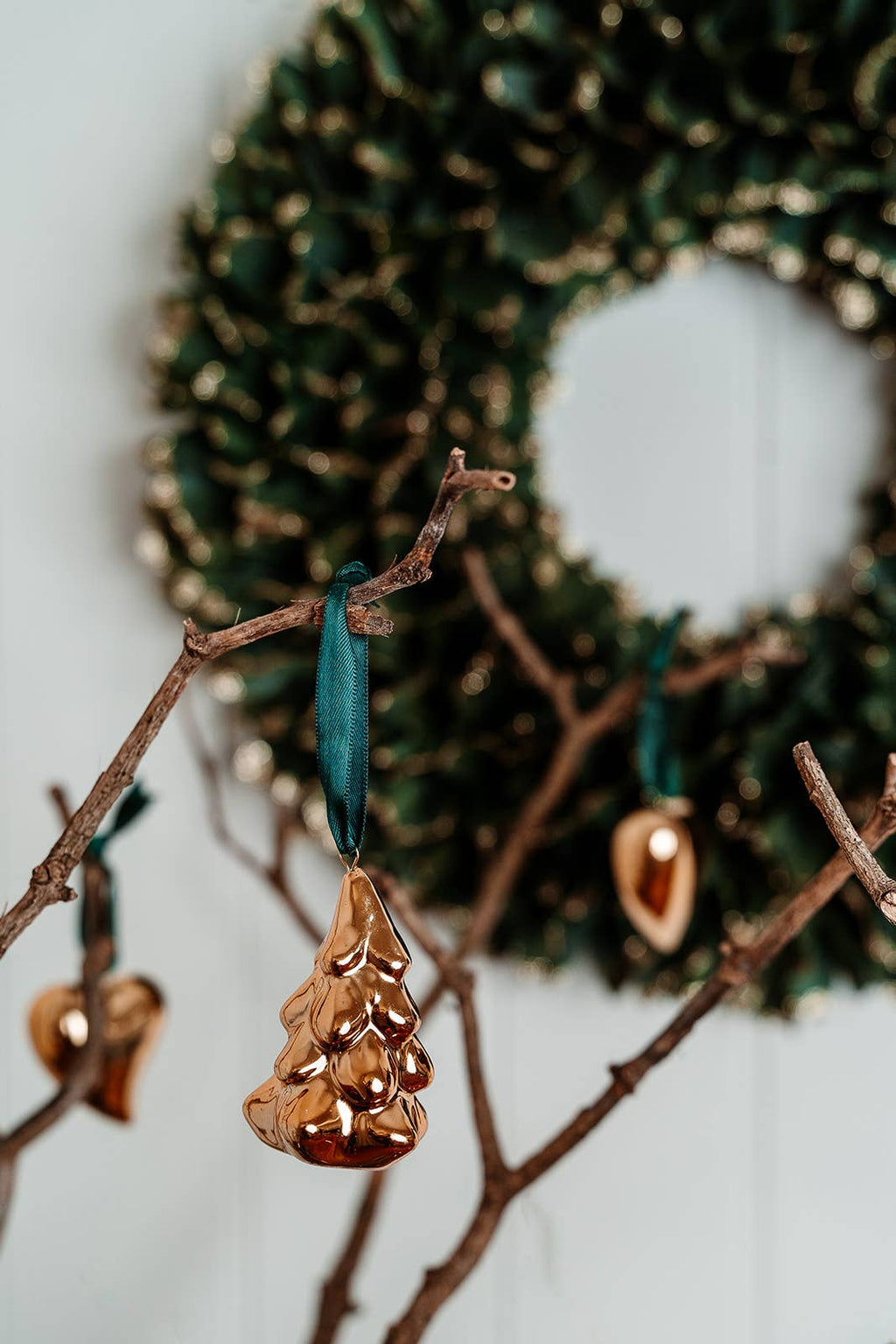 Adorno navideño de árbol de cerámica dorada