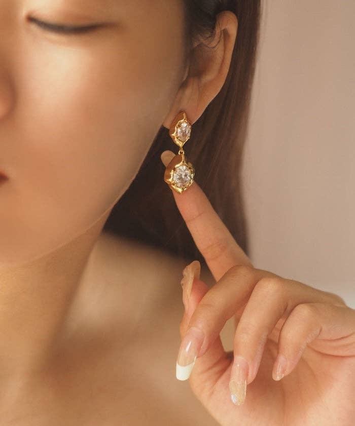 Pendientes brillantes con diseño vintage de piedra rock chapado en oro