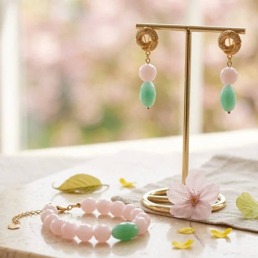 Pendientes artesanales Eternal Spring con cierre a presión chapado en oro