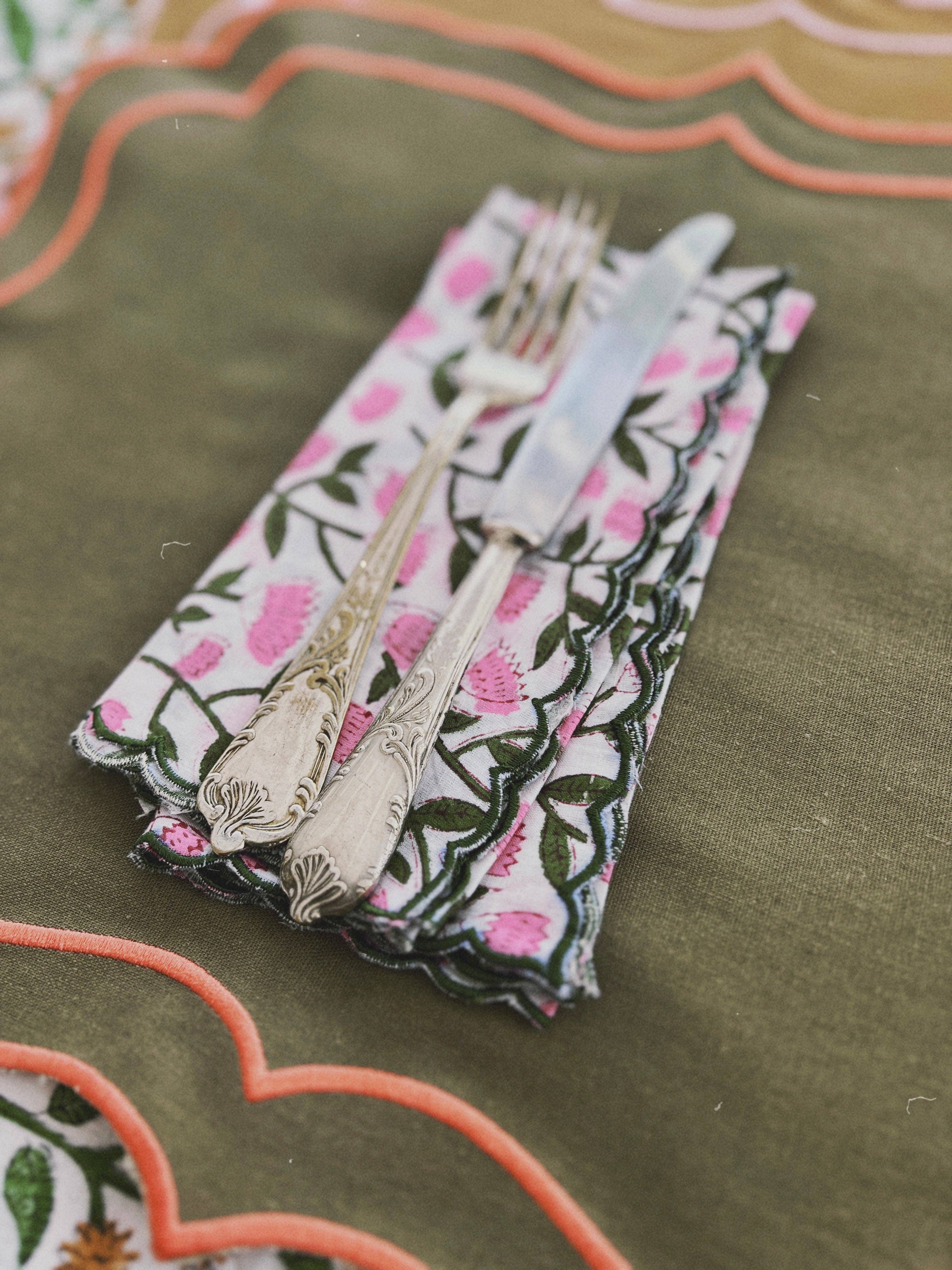 SET 2 SERVILLETAS ALGODÓN BLOCK PRINT CON FESTÓN ONDA BLANCO ROSA