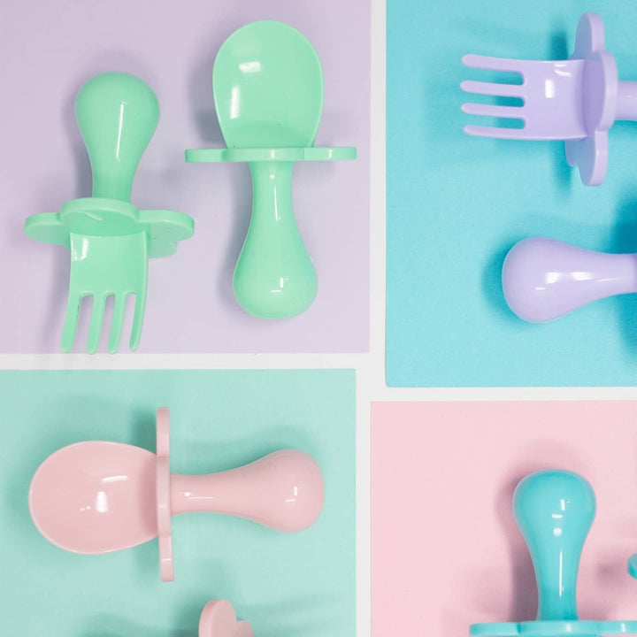 Set de cubiertos verdes ergonómicos para bebé con sistema de seguridad