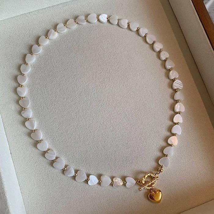 Collar de cuentas en forma de corazón de nácar con cierre OT chapado en oro