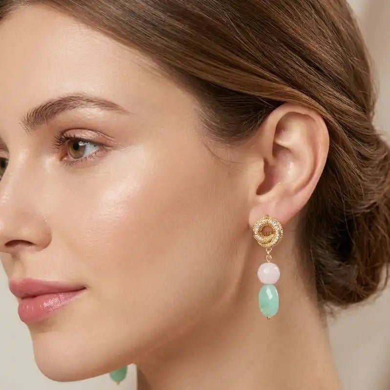 Pendientes artesanales Eternal Spring con cierre a presión chapado en oro