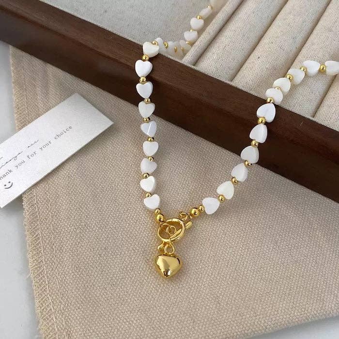 Collar de cuentas en forma de corazón de nácar con cierre OT chapado en oro