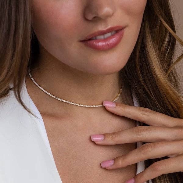 Choker brillante con apariencia de diamantes atemporales chapado en oro con circonitas de calidad AAAA