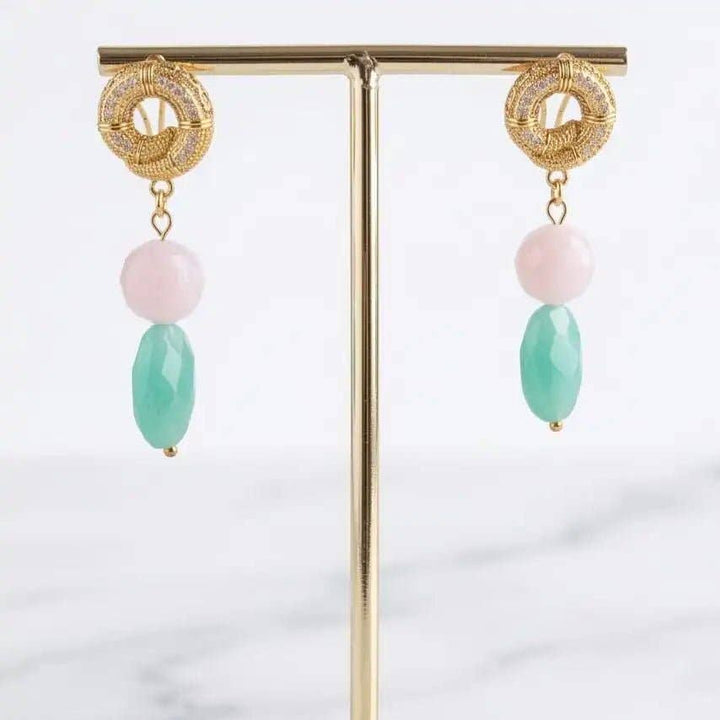 Pendientes artesanales Eternal Spring con cierre a presión chapado en oro