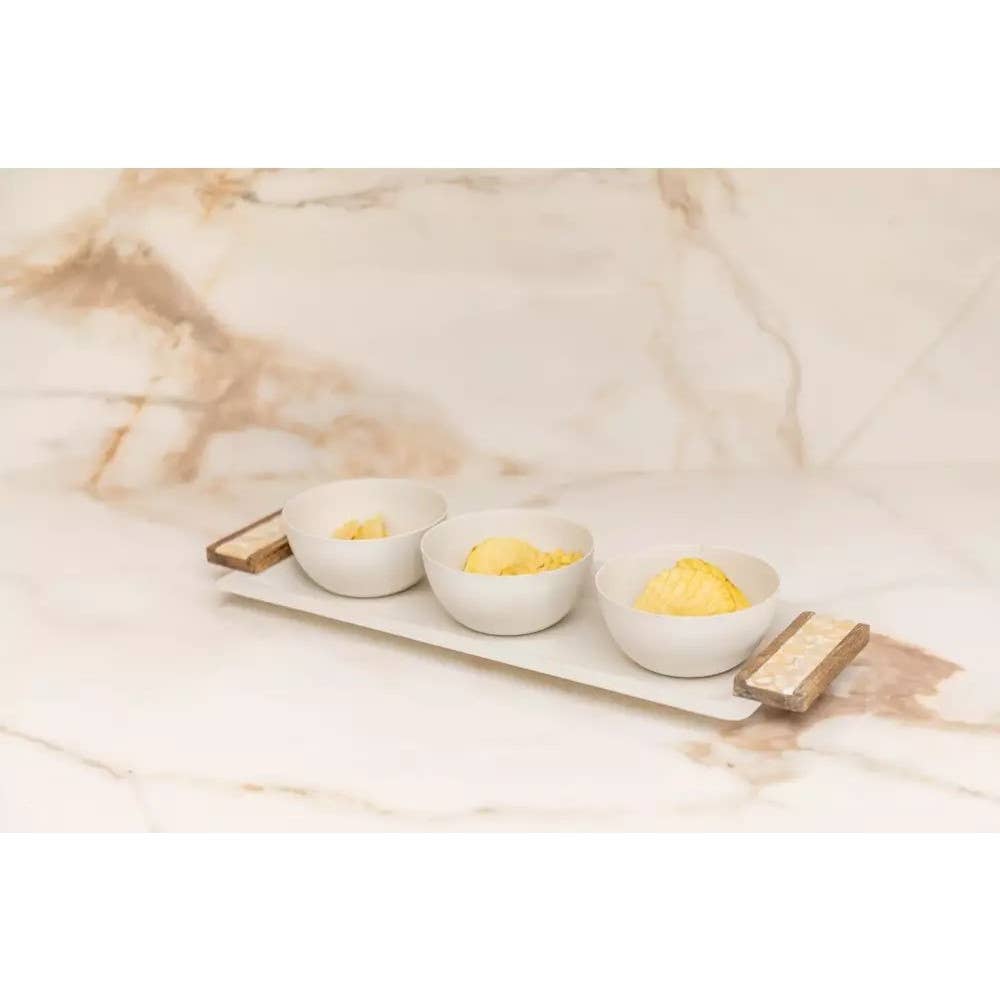Set de aperitivos con 3 cuencos en bandeja blanca y de madera 33x14 cm
