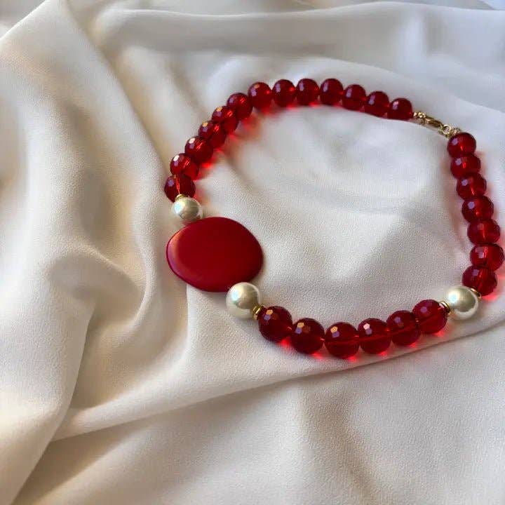 Red Ember collar con cristales rojos y placa de resina