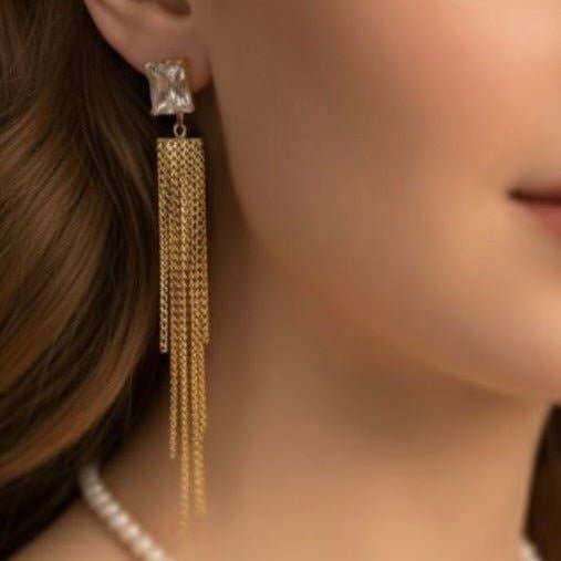 Lumina pendientes largos con circonita y cadenas doradas de latón chapado en oro de 18K