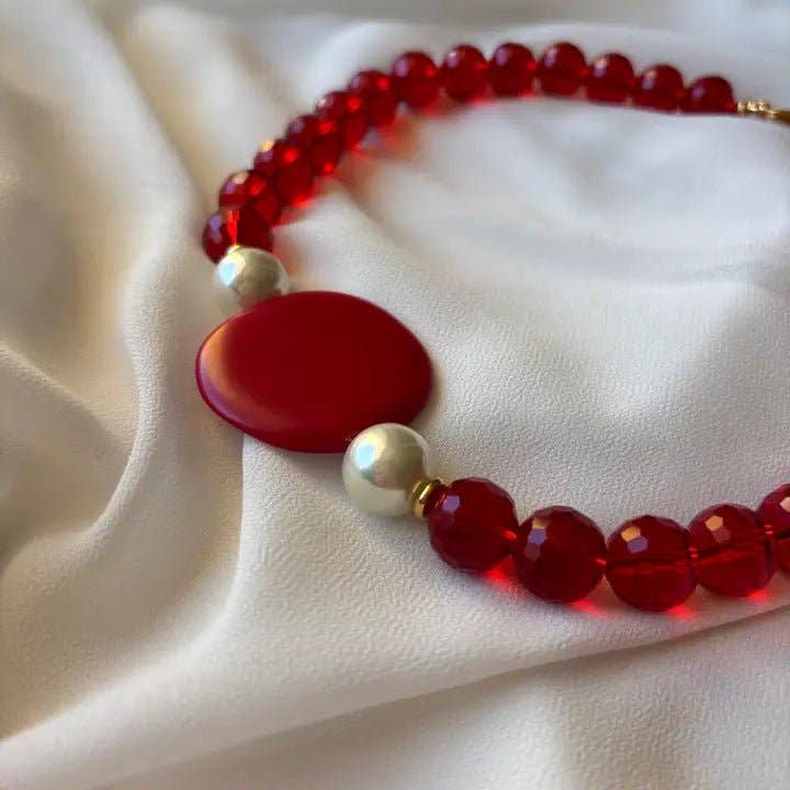 Red Ember collar con cristales rojos y placa de resina