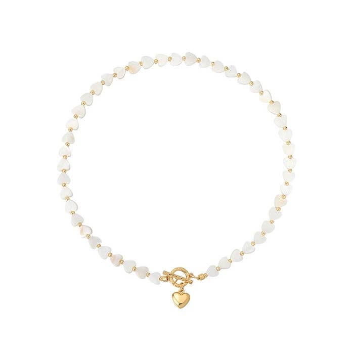 Collar de cuentas en forma de corazón de nácar con cierre OT chapado en oro